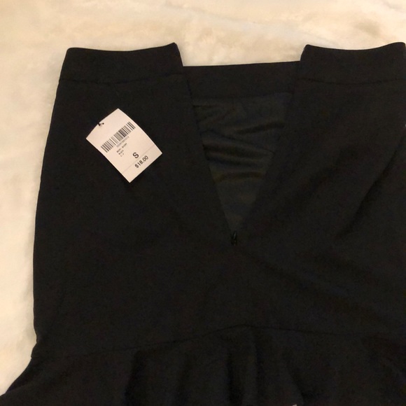 Black flouncy/ruffle bottom mini skirt. Forever 21 - Picture 3 of 9